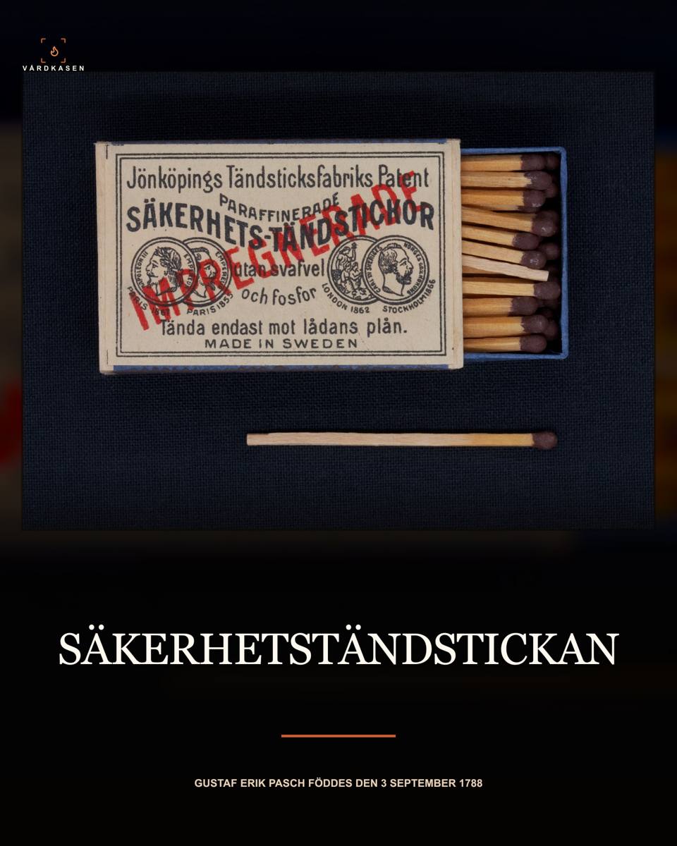 En ask Jönköpings Original säkerhetständstickor med röda tändstickor, fotograferad mot mörk bakgrund.