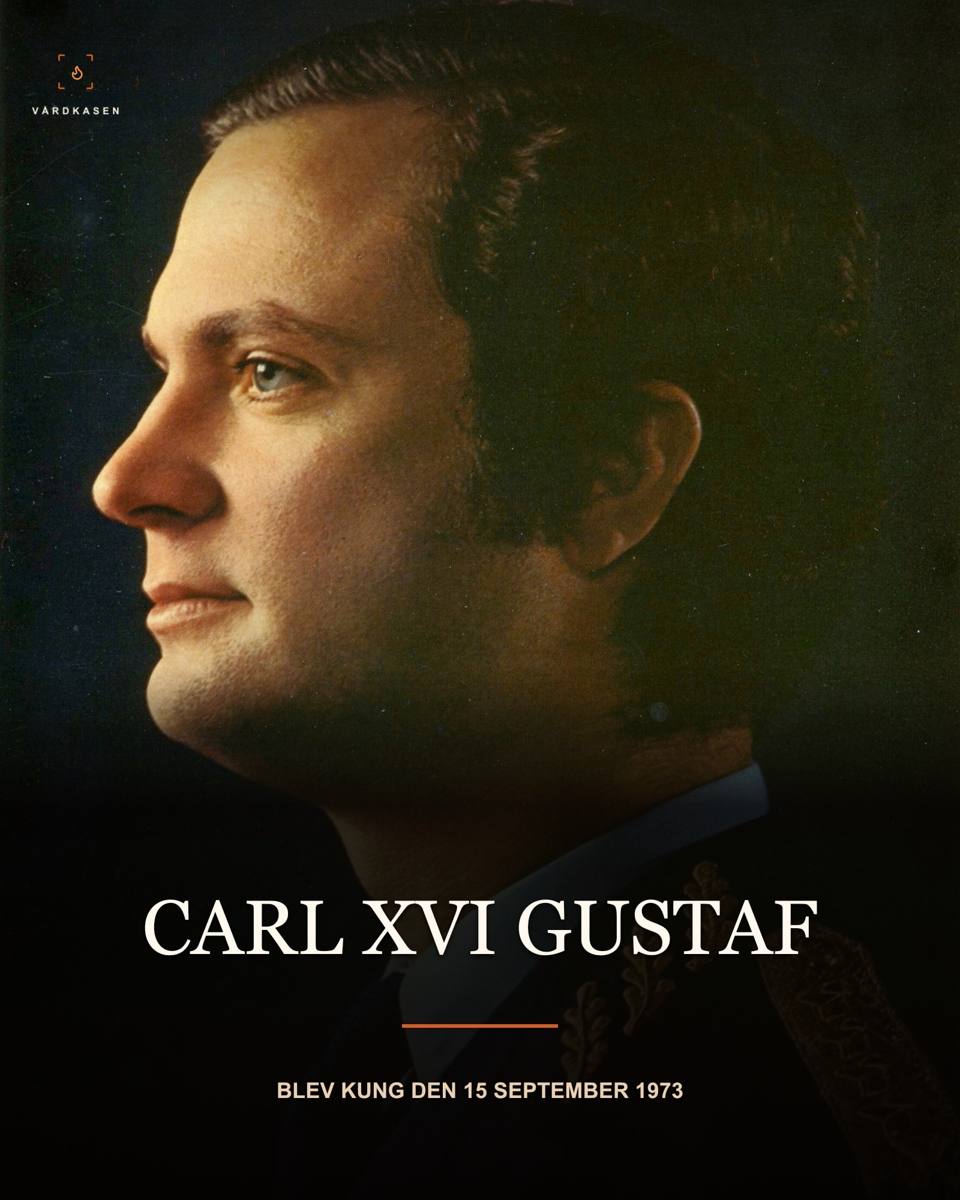 Carl XVI Gustaf i generalsuniform. Foto: okänd fotograf, Miliseum, MILIF.001304. Public Domain Mark. Datering osäker: museet anger 1970, Commons cirka 1973. Beskärning, skalning och textöverlägg; inte foto från trontillträdesdagen.