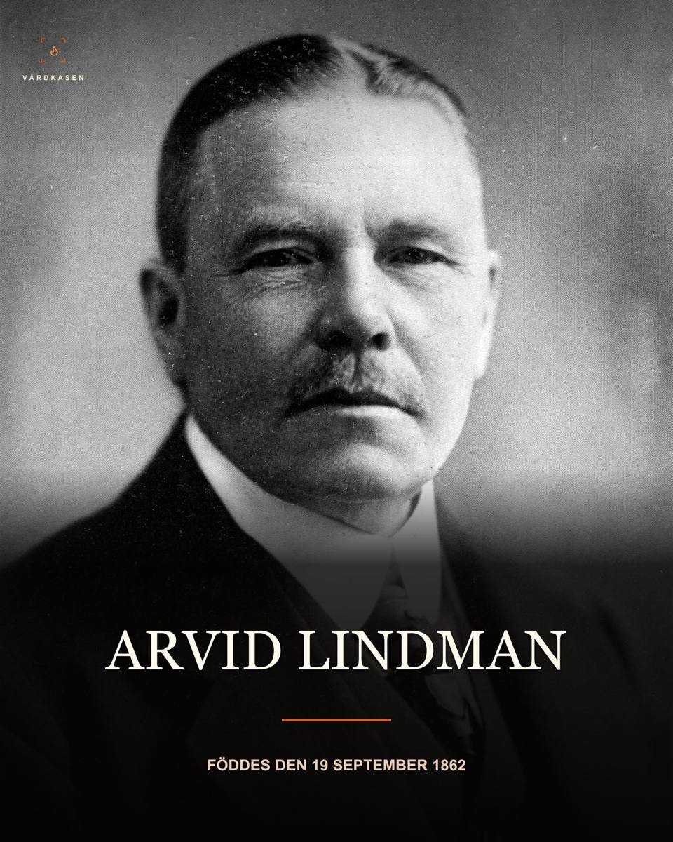 Arvid Lindman. Okänd fotograf, odaterat porträtt. Via Wikimedia Commons/Regeringskansliet. Public domain (PD-Sweden-photo; PD-1996). Beskärning, skalning och textöverlägg; ingen AI-restaurering eller färgläggning.
