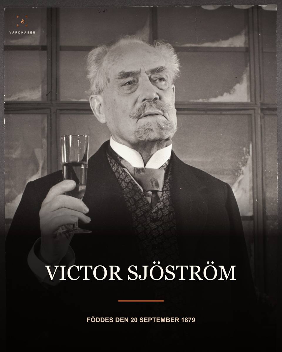 Victor Sjöström i titelrollen i Johan Ulfstjerna, Svenska Teatern i Helsingfors, 23 mars 1957. Sallstedts Bildbyrå / Svenska litteratursällskapet i Finland, Svenska Teaterns arkiv, SLSA 1270_34_foto_1678. CC BY 4.0 (https://creativecommons.org/licenses/by/4.0/). Beskärning, skalning och textöverlägg; ingen AI-restaurering.