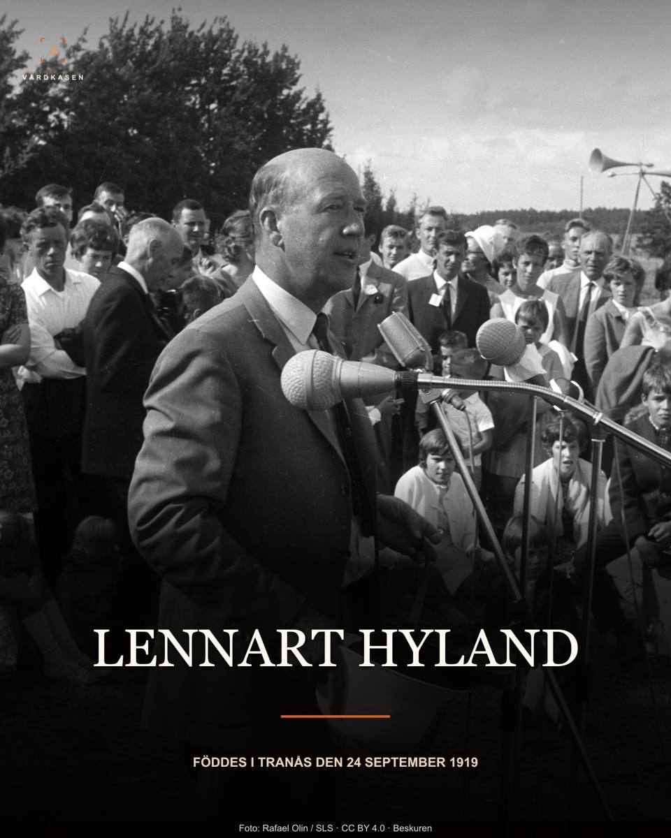 Lennart Hyland framför mikrofoner vid ett offentligt framträdande i Kaskö, september 1966. Foto: Rafael Olin, Svenska litteratursällskapets Finna-samling enligt Commons. CC BY 4.0, https://creativecommons.org/licenses/by/4.0/. Källa: https://commons.wikimedia.org/wiki/File:Lennart-Hyland-1966.jpg. Beskärning, storleksanpassning, läsbarhetsgradienter och textöverlägg. Ingen AI-restaurering. Bilden visar inte Hylands hörna.