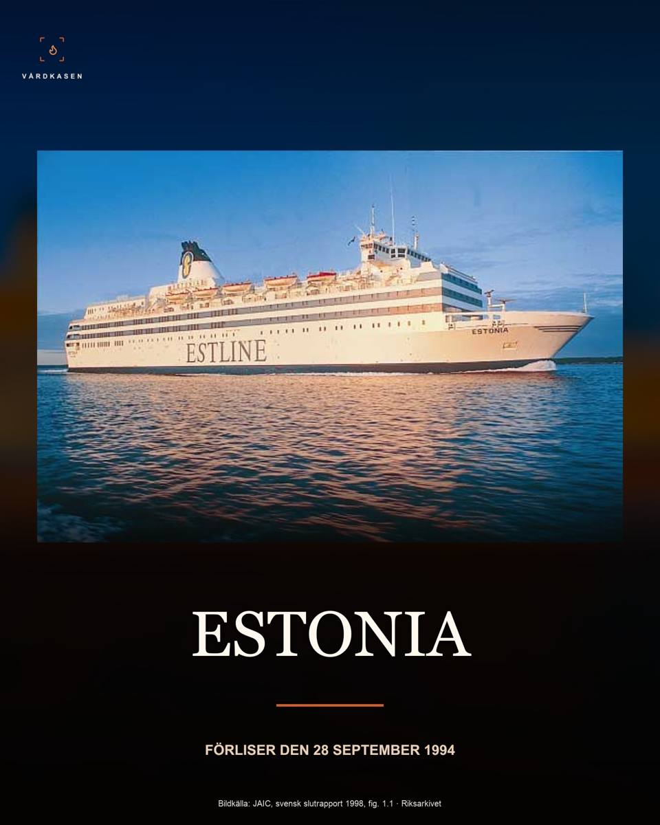 M/S Estonia före förlisningen. Källa: JAIC, Slutrapport om MS Estonias förlisning, svensk översättning 1998, figur 1.1 s. 21, via Riksarkivet. Återanvändning med källangivelse enligt förordet s. 3. Fotograf inte individuellt angiven för figuren. Storleksanpassning, läsbarhetsgradienter och textöverlägg. Bilden föreställer inte olycksnatten.