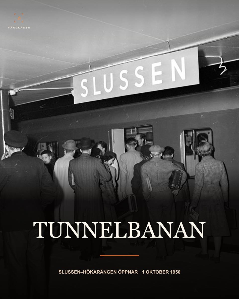Resenärer vid Slussens nyöppnade tunnelbanestation den 3 oktober 1950, två dagar efter invigningen. Foto: Olle Widfeldt, Stadsmuseet, SvD 26810, Stockholmskällan, CC-BY. Beskärning, storleksanpassning, läsbarhetsgradienter och textöverlägg.