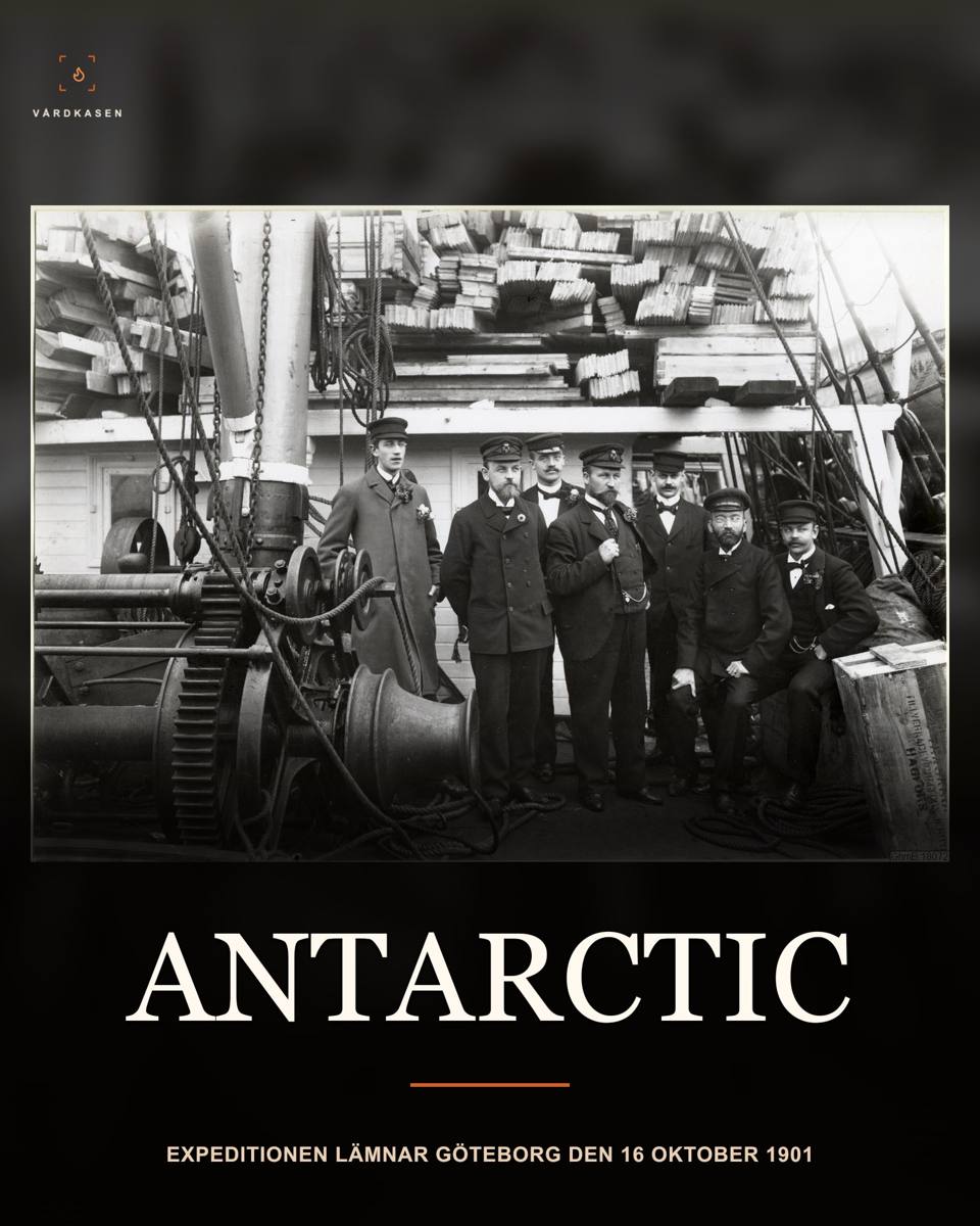 Expeditionsmedlemmar ombord på Antarctic i oktober 1901. Foto Olga Rinman, Göteborgs stadsmuseum, GhmB:18072. Public Domain Mark 1.0; upphovsrätt utslocknad enligt museet. Layout och typografi av Vårdkasen. Fotografiets exakta dag är inte angiven.