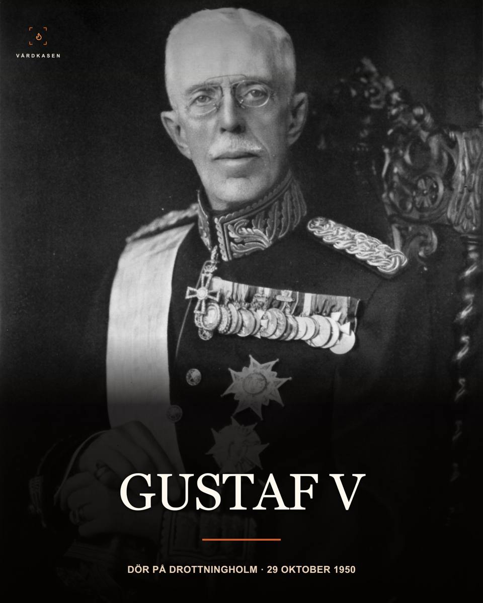 Gustaf V i uniform, porträtt av Herrman Sylwander cirka 1937, publicerat 1938 i Sveriges styresmän 1937. Wikimedia Commons, Public Domain Mark; bokproveniens enligt Commons. Inte en bild från dödsåret 1950. Beskärning, toningar och typografi: Vårdkasen.