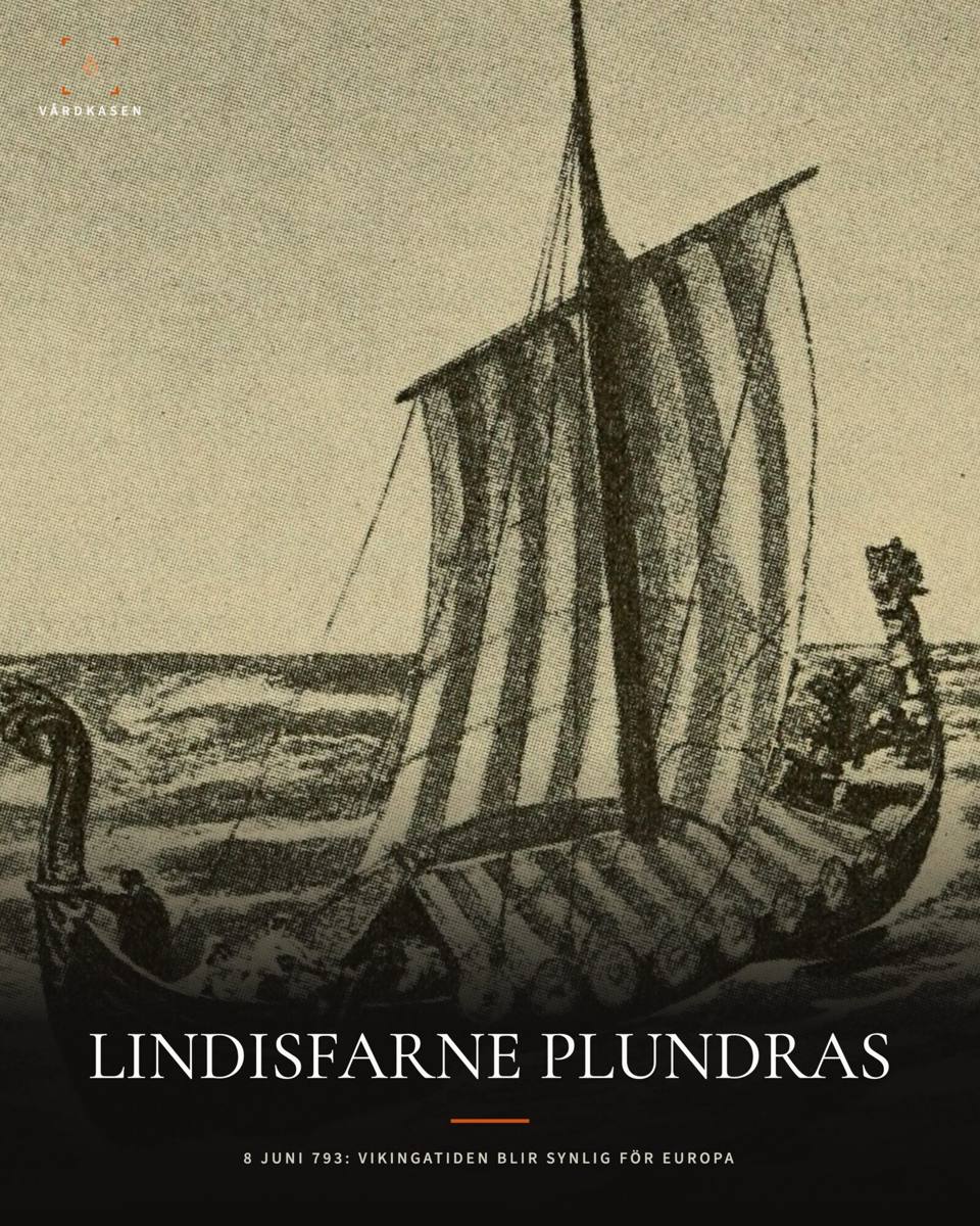 Illustration av ett vikingaskepp vid Lindisfarne. Dagens Datum: Lindisfarne plundras.