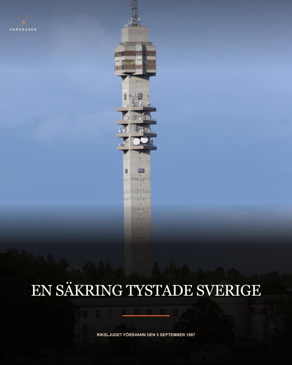 Kaknästornet sett från Djurgården mot blå himmel. Tornet var centralnod när riksljudet försvann den 5 september 1987.