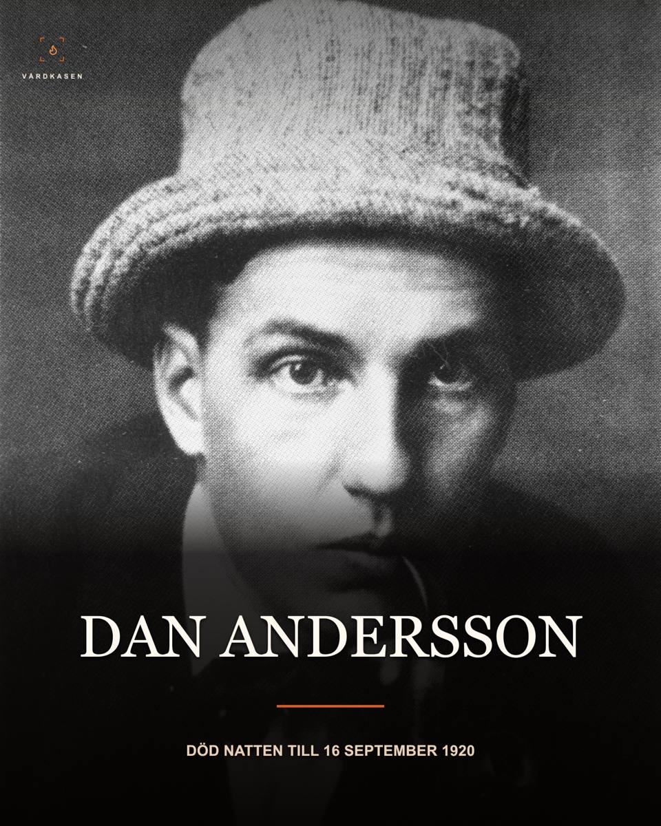 Dan Andersson, porträtt från tidigt 1900-tal. Okänd fotograf. Wikimedia Commons, File:Dan Andersson.jpg, public domain (PD Sweden), återgivet ur Svenskbygden 5/2008. Beskärning, skalning och textöverlägg; ingen AI-restaurering.
