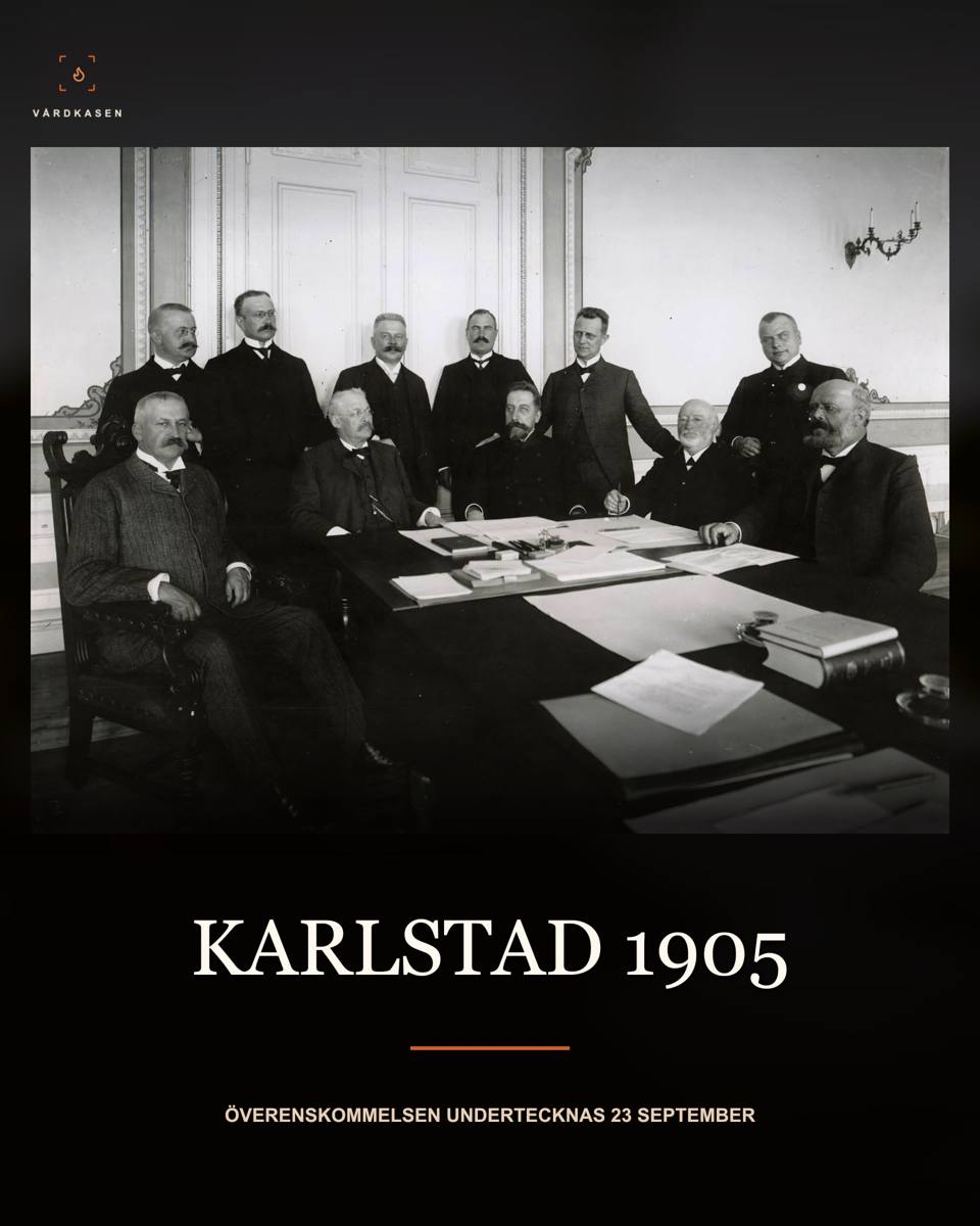 Svenska och norska förhandlare vid bordet i Karlstad 1905. Fotograf okänd. Nordiska museet, NMA.0034900, Public domain mark 1.0. Digital reproduktion levererad av museet till Wikimedia Commons. Textöverlägg och storleksanpassning; ingen AI-restaurering. Bilden visar förhandlarna, inte ett verifierat signeringsögonblick.