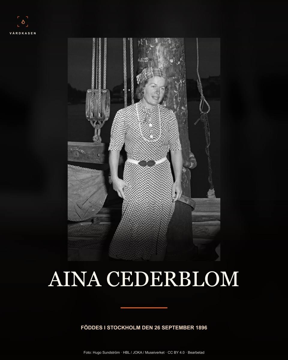 Aina Cederblom på fartyg i Helsingfors, 28 juli 1940. Foto: Hugo Sundström, Hufvudstadsbladet/JOKA/Museiverket, 3722C; JOKAHBL3C_A58:1. CC BY 4.0, https://creativecommons.org/licenses/by/4.0/. Beskärning, storleksanpassning, läsbarhetsgradienter och textöverlägg. Bilden föreställer inte Rospiggen på 1930-talet. Ingen AI-restaurering.