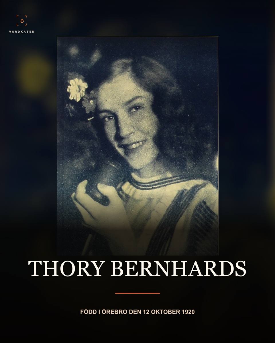 Thory Bernhards, porträttdetalj ur konsertaffisch 1943. Örebro Stadsarkiv, OS-151-F4-1943-10G_45, via DigitaltMuseum. CC BY 4.0 (https://creativecommons.org/licenses/by/4.0/). Fotograf ej angiven. Beskärning, skalning, gradienter och typografi av Vårdkasen.