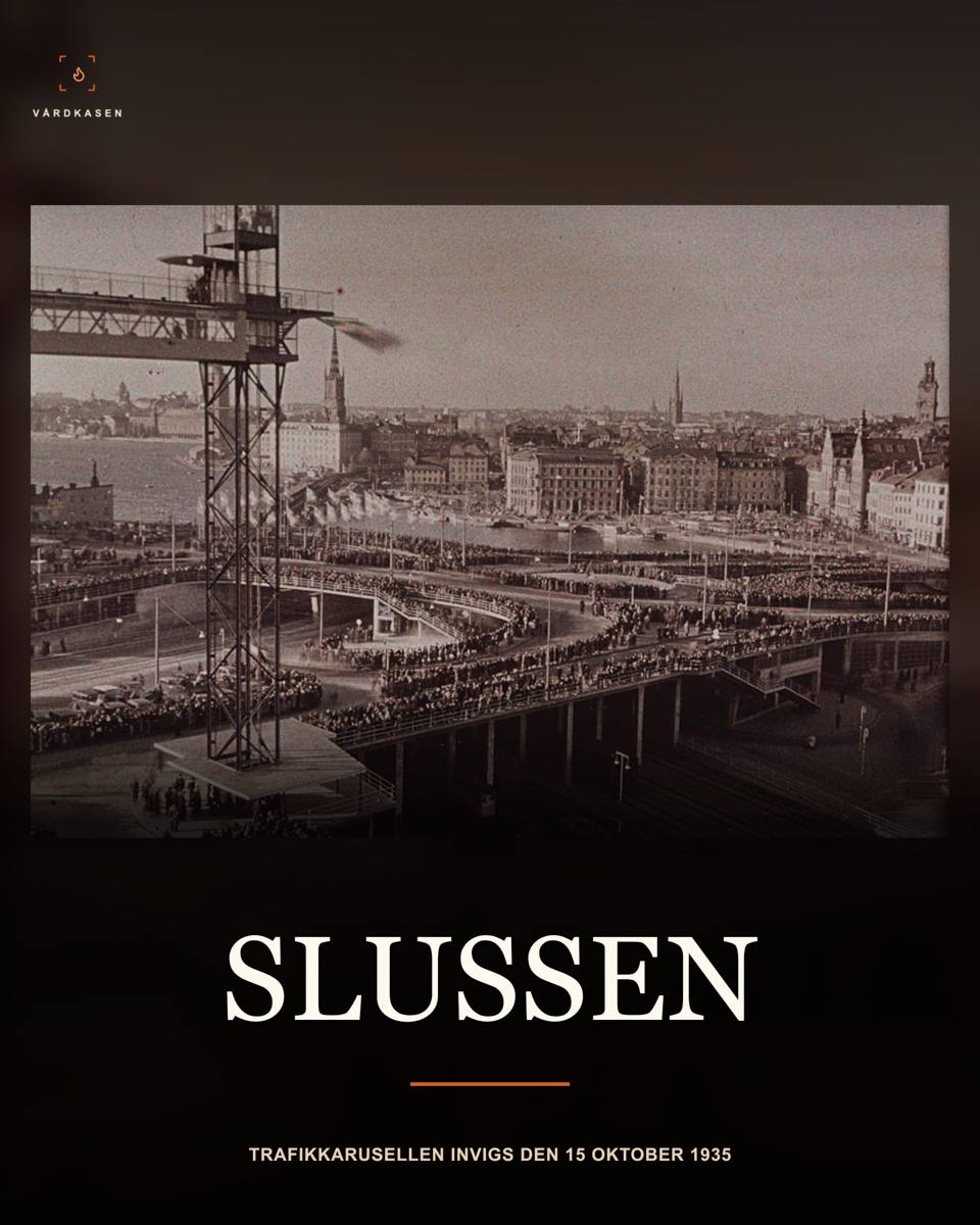 Invigningen av Slussen den 15 oktober 1935. Foto Gustaf W:son Cronquist, Stadsmuseet i Stockholm, CRD 363, via Stockholmskällan. CC-BY enligt institutionsposten, version ej angiven. Förstoring, bakgrundsbehandling och typografi av Vårdkasen.
