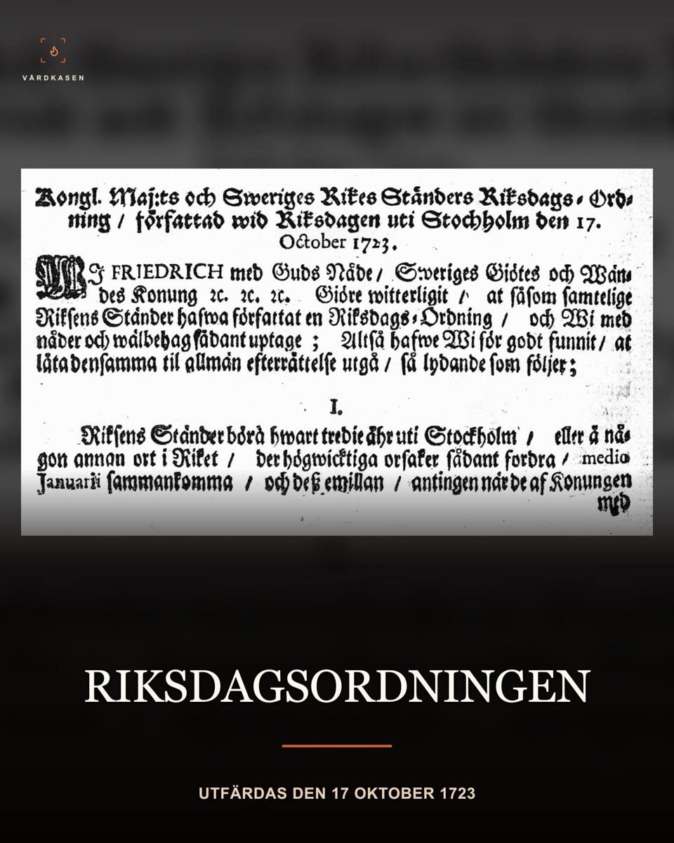 Historiskt tryck av riksdagsordningen daterad 17 oktober 1723, titelavsnitt och början av paragraf I. Faksimil via Wikimedia Commons, Public Domain Mark 1.0 och PD-old-70-expired. Tryckupplaga inte identifierad. Layout och typografi av Vårdkasen.