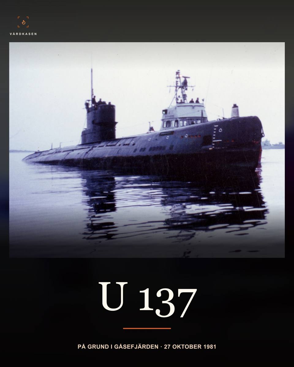 U 137 på grund utanför Karlskrona, 1981. Foto: Marinmuseum, MM10249, via DigitaltMuseum/Wikimedia Commons. CC BY 4.0, https://creativecommons.org/licenses/by/4.0/. Beskärning, skalning, toningar och typografi: Vårdkasen. Exakt fotograferingsdag inte fastställd.