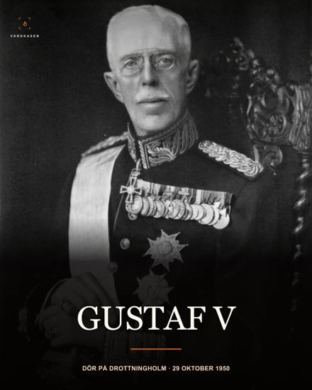 Gustaf V i uniform, porträtt av Herrman Sylwander cirka 1937, publicerat 1938 i Sveriges styresmän 1937. Wikimedia Commons, Public Domain Mark; bokproveniens enligt Commons. Inte en bild från dödsåret 1950. Beskärning, toningar och typografi: Vårdkasen.